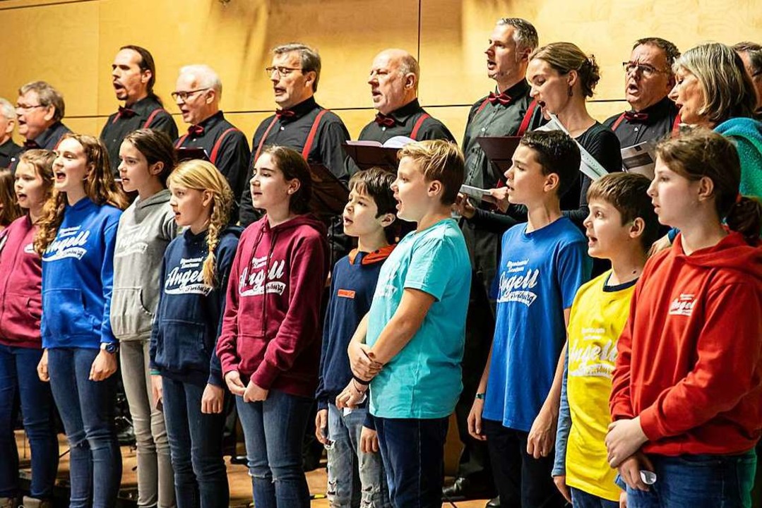Der MGV mit den Kindern vom Unterstufenchor des Angell-Zentrums Freiburg. (Foto: Hubert Gemmert)