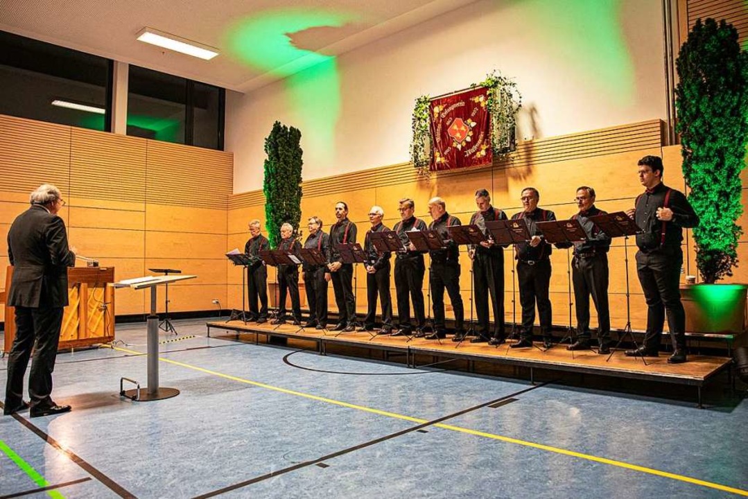 Der Männergesangverein Pfaffenweiler mit seinem Leiter Christian Wunsch (Foto: Hubert Gemmert)