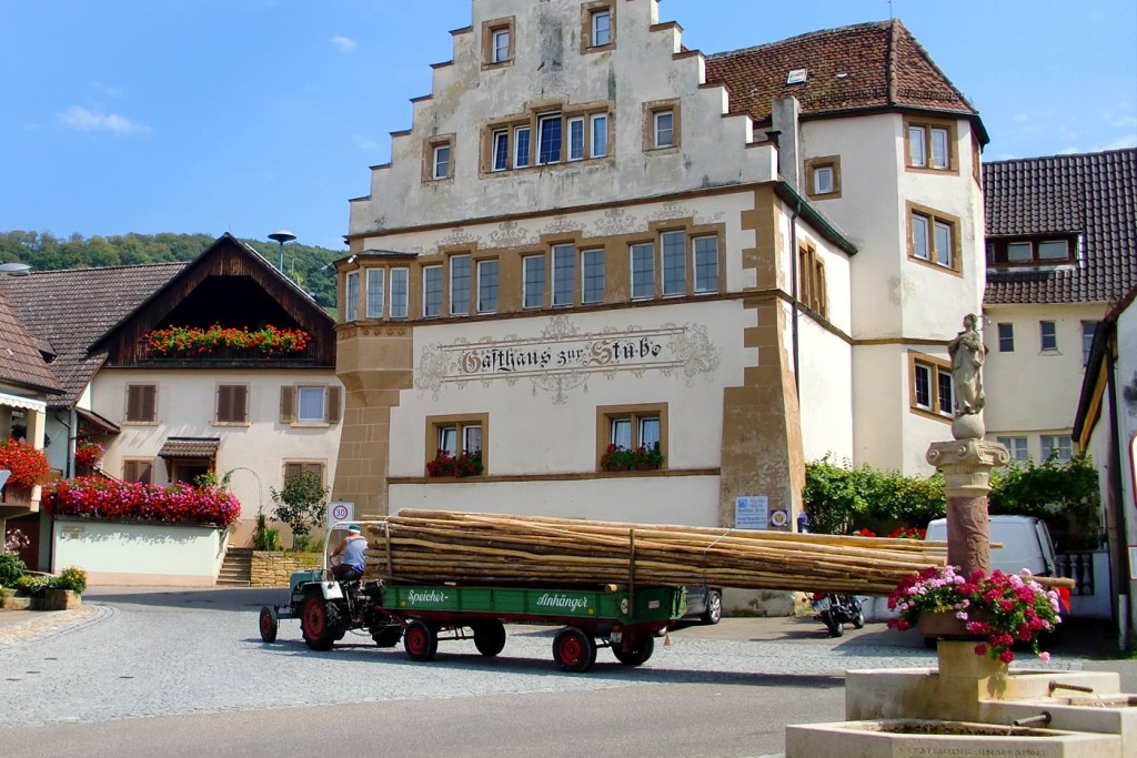 Die Stangen für das Dach rollen an