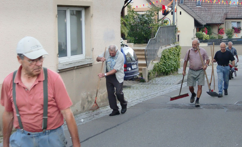 Früh morgens unterwegs um die Spuren des Vortags zu entfernen