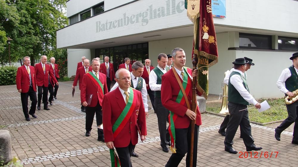 Der MGV verlässt das Probelokal
