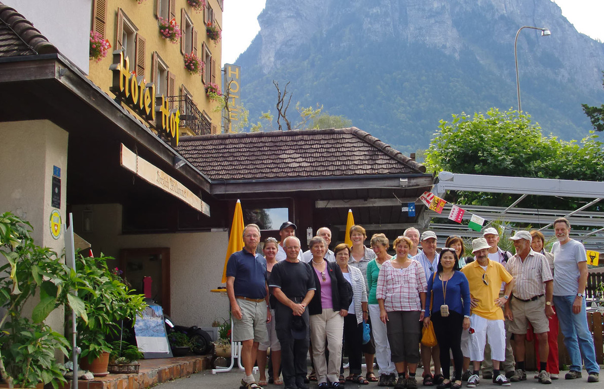 Unsere Gruppe vor dem Hotel