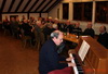 Viele aktive und inaktive Sänger sind gekommen. Christian Wunsch spielt Mozart auf dem frisch gestimmten Klavier (thumbnail)