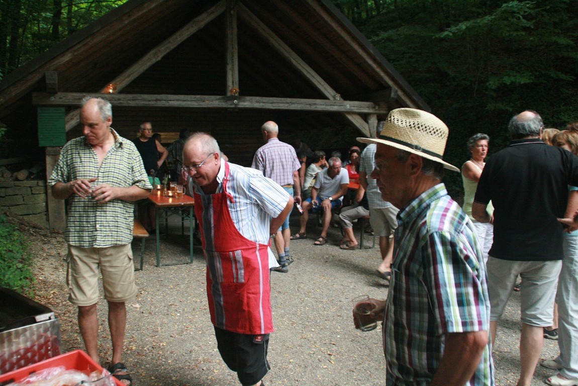 Der Grill wird angefeuert