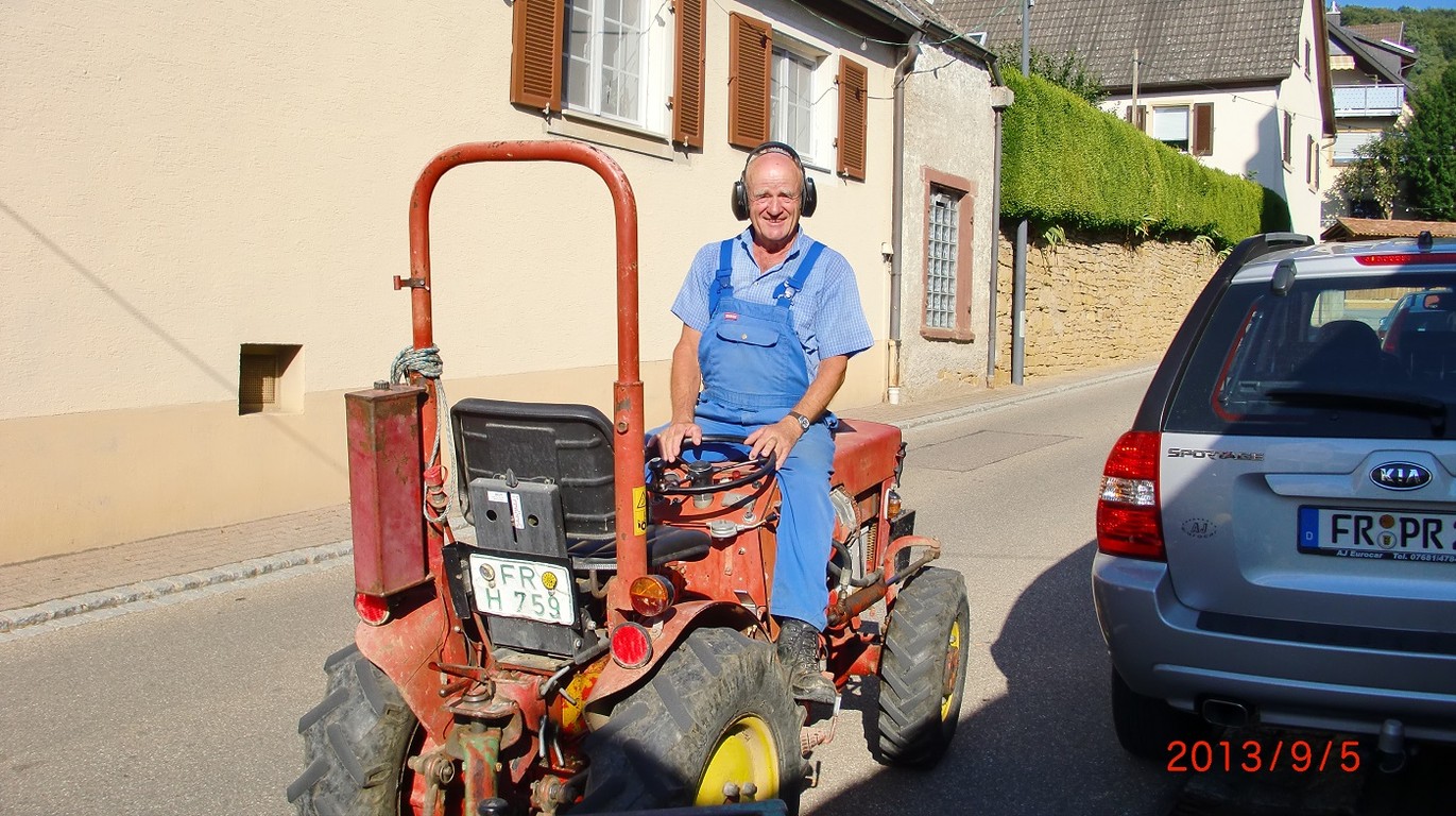 Nicht der Fahrer, der Traktor steht verkehrt herum!