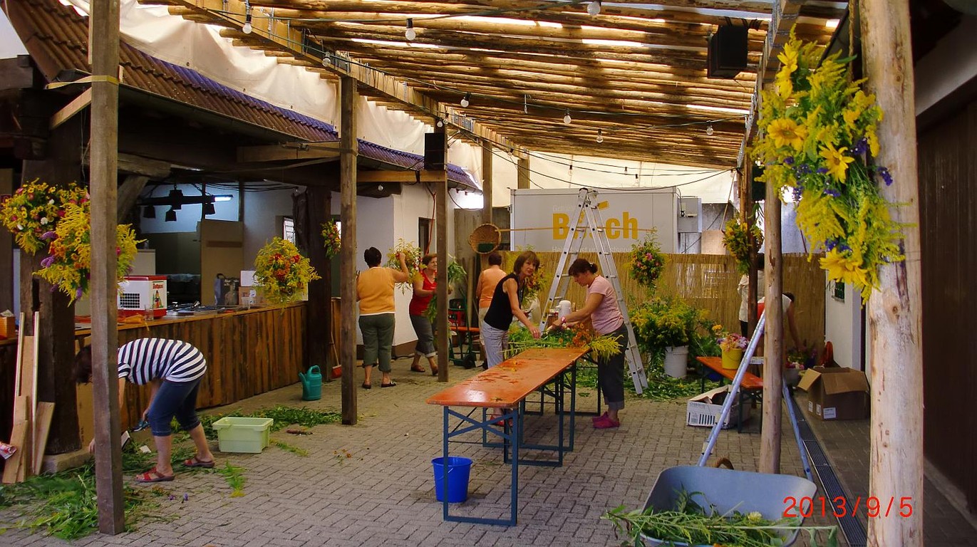 Liebevoll wird Blumenschmuck angebracht