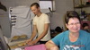 Zwiebelkuchen wird vorbereitet, Waffelteig gerührt (thumbnail)