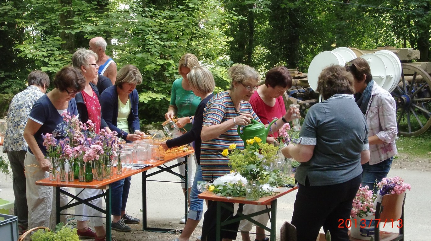 Frauenchor dekoriert