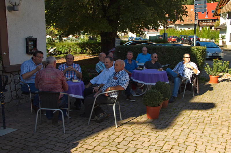 Gemütliches Zusammensitzen im Café vor dem Kirchplatz