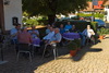 Gemütliches Zusammensitzen im Café vor dem Kirchplatz (thumbnail)