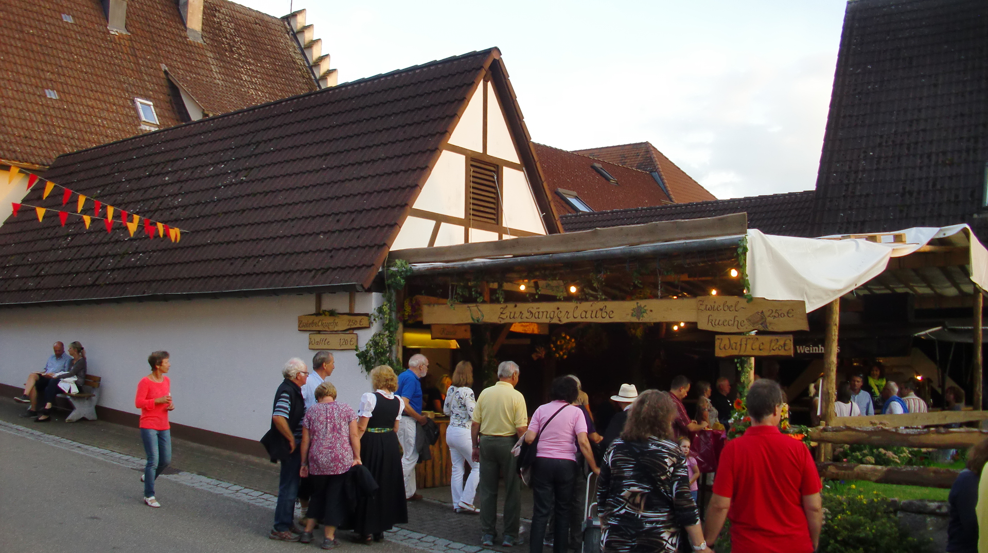 Erste Besucher stürmen die Laube