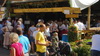 Das lockt einige Passanten an (thumbnail)