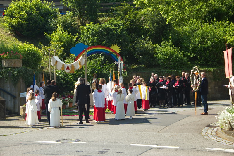 Die erste Station der Fronleichnamsprozession in Pfaffenweiler (Foto: T. Falk)