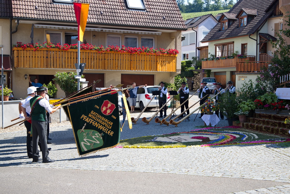 Fahnenappell am Stubenaltar