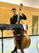 Conrad Sütterle am Kontrabass bei seiner Begleitung zu „Guter Mann“ der Bläck Fööss (thumbnail)