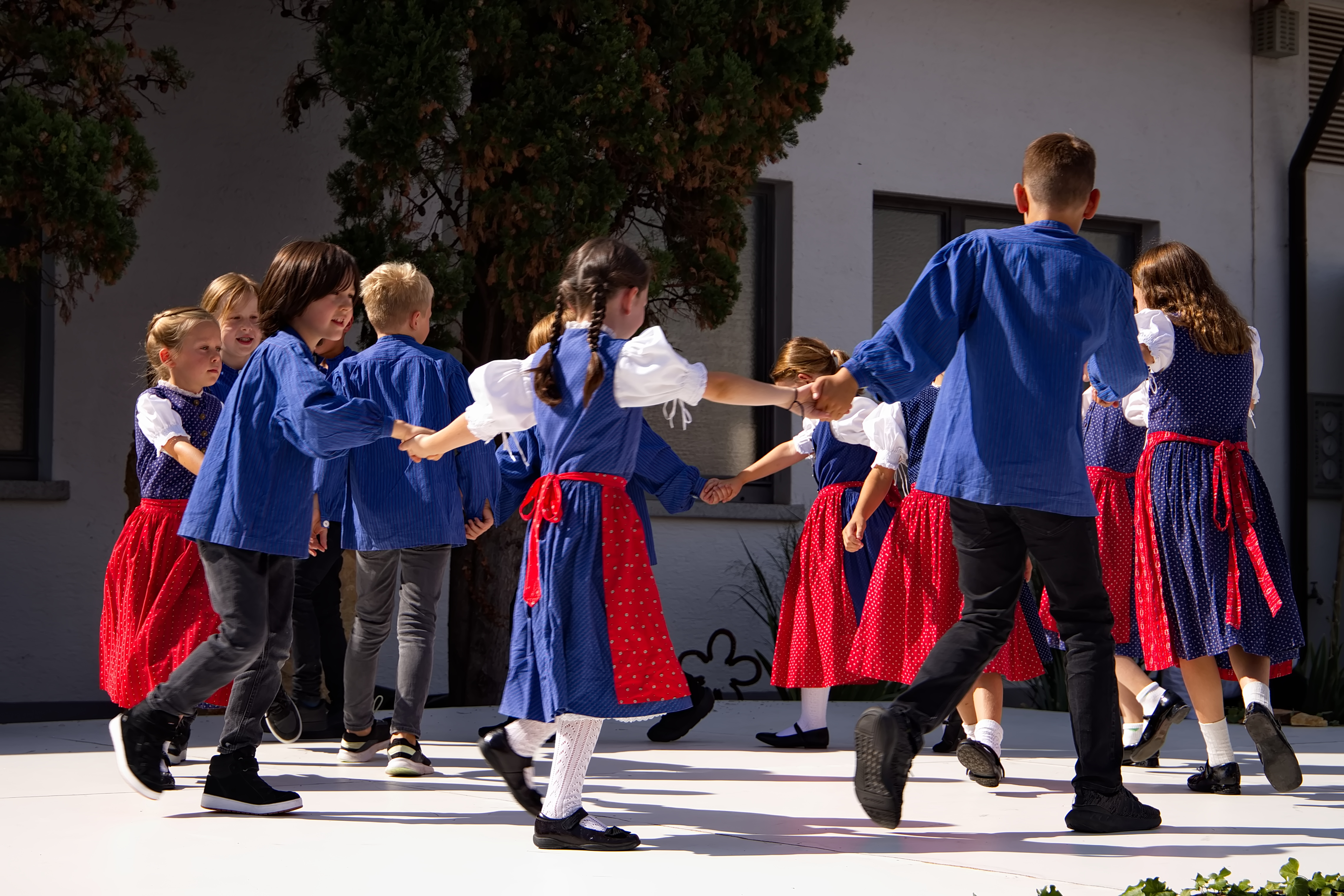 Brauchtumsschau &mdash; Traditionelle Tänze in Küferkluft (Foto: T. Falk)