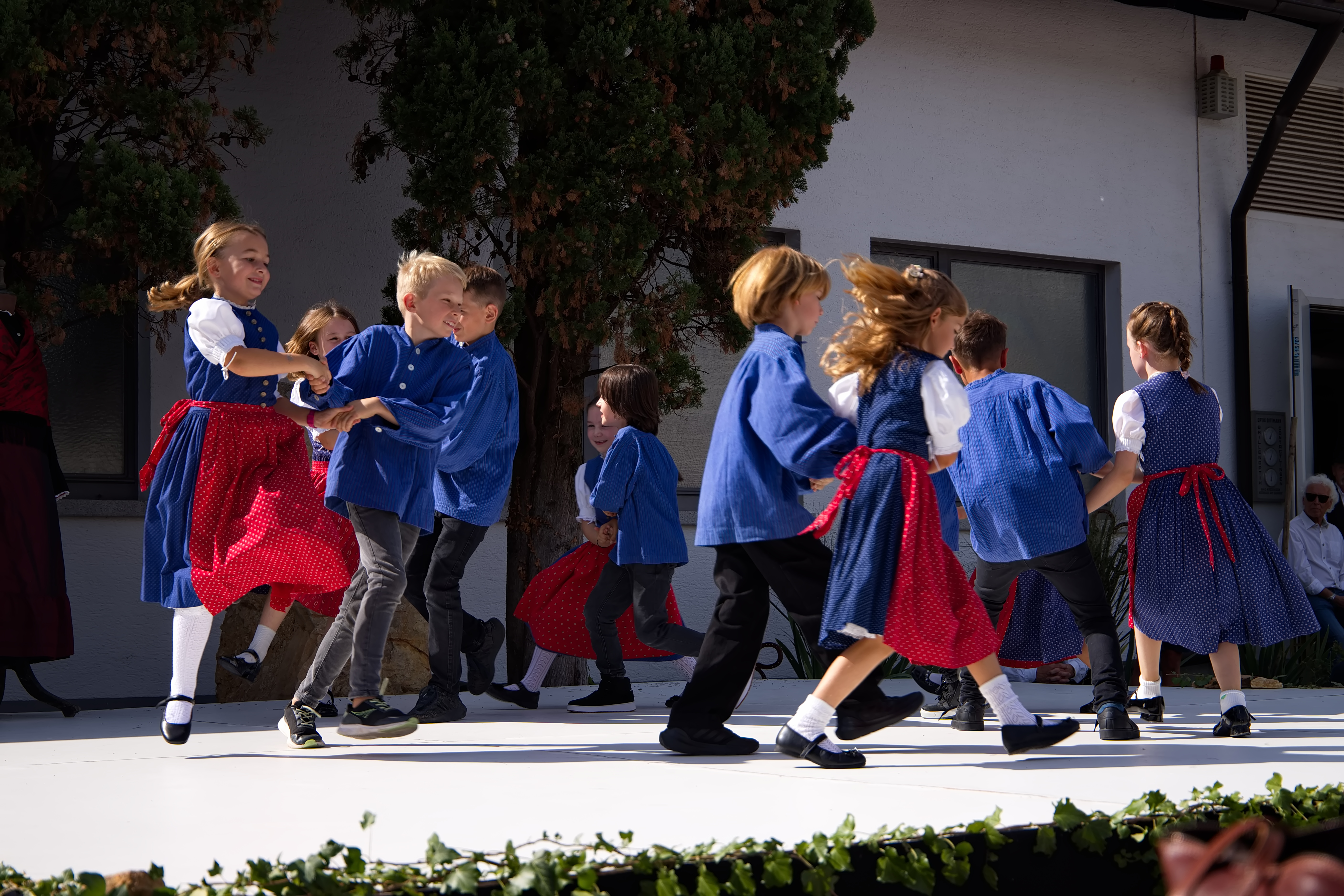 Brauchtumsschau &mdash; Traditionelle Tänze in Küferkluft (Foto: T. Falk)