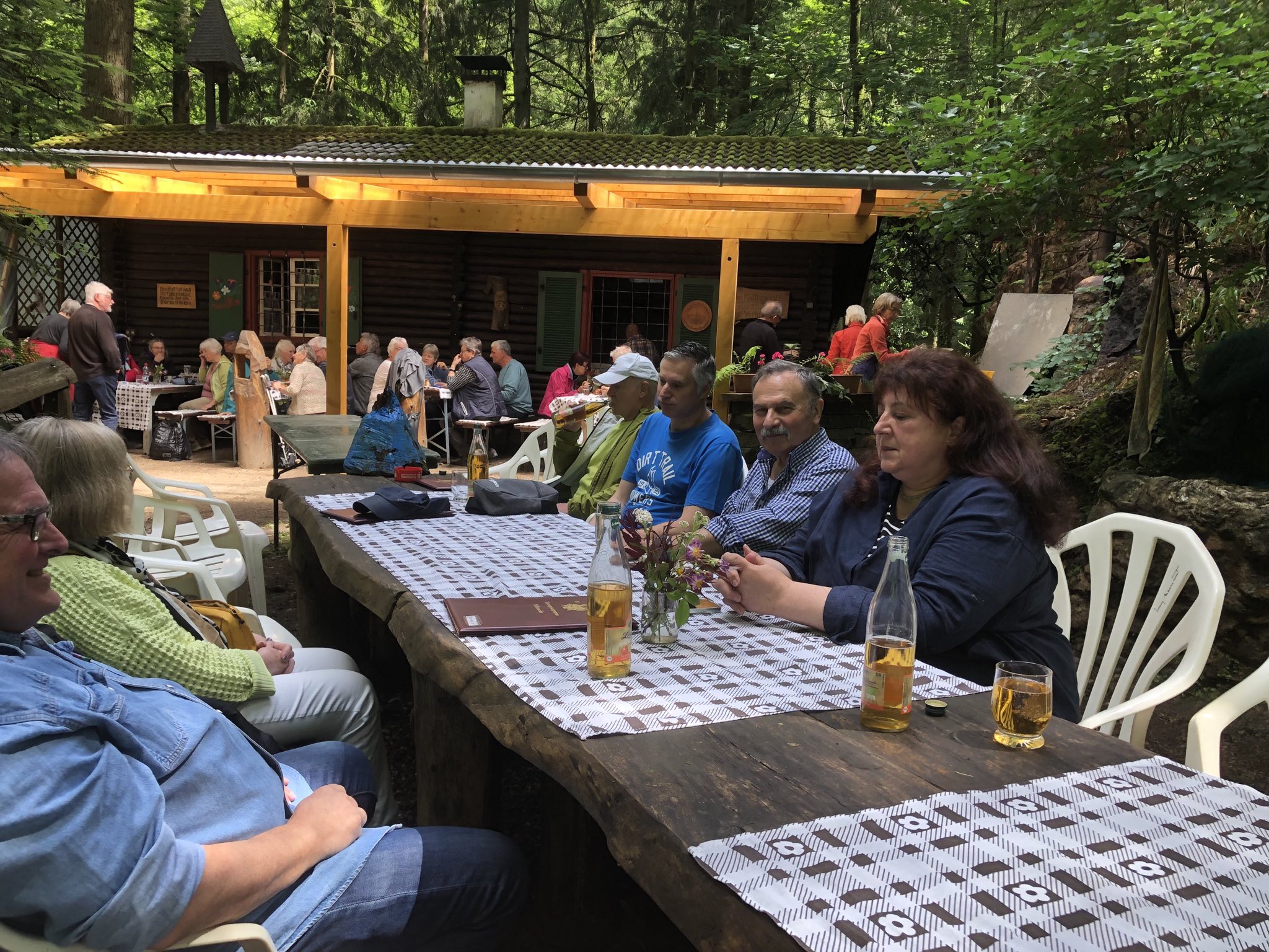 Gemütliches Beisammensein an der Hütte