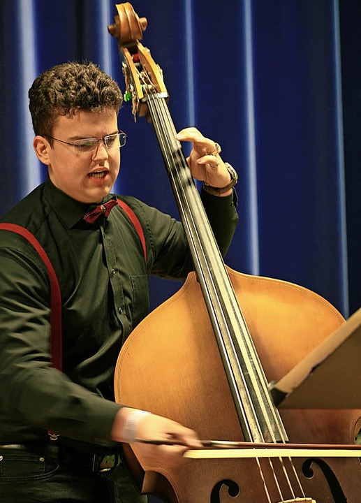 Conrad Sütterle bei seinem ausgefallenen Kontrabass-Solo   | Foto: Wolf-Wilhelm Adam